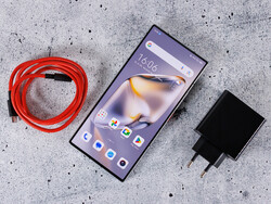 Das Nubia Z60 Ultra Leading Version kommt mit passendem Schnellladegerät. (Foto: Daniel Schmidt)