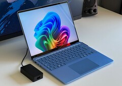 Der Microsoft Surface Laptop 7 mit dem Snapdragon X Elite ist ein gutes aber teures Notebook geworden (Bildquelle: Andreas Osthoff)