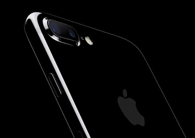 Das Apple iPhone 7 und das iPhone 7 Plus in "Jet Black" wurden mit einem stark glänzenden, tiefschwarzen Finish versehen. (Bildquelle: Apple)