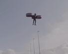 Eine Person fliegt das CopterPack3 (Bildquelle: CopterPack; Screenshot)