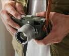 Die Leica M11-P Safari hüllt die ikonische Messsucher-Kamera in Olivgrün. (Bildquelle: Leica)