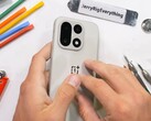 Das OnePlus 15 in Sand Storm Farbe setzt auf eine Plastik-Rückseite, die leicht zerkratzt, dafür aber nicht brechen kann. (Bildquelle: JerryRigEverything)