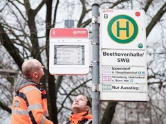 E-Paper-Display-Installation an einer Bushaltestelle. (Foto: Stadtwerke Bonn)