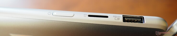 rechte Seite: Power-Button, microSD, USB-A 3.0