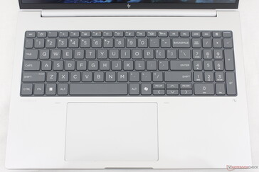 Die Schrift ist jetzt zentriert und viel größer als beim EliteBook 865 G10 vom letzten Jahr