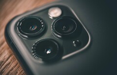 Auch Apple könnte schon in zwei Jahren auf ein Persikop-Objektiv setzen, um einen größeren Brennweiten-Bereich bieten zu können. (Bild: Maxim Potkin, Unsplash)