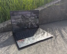 Das AMD ZenBook 14 OLED im Freien