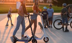 Der Huawei Leqi E-Scooter bietet ein schlichtes Design mit einem LED-Scheinwerfer und seitlichen Lichtern. (Bild: Huawei)