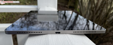 rechts: Lautsprecher, USB-C 2.0, Lautsprecher (Bildquelle: Manuel Masiero)