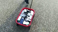 Ein Karren mit 99 Smartphones reicht, um Google Maps einen üblen Stau vorzugaukeln. (Bild: Simon Weckert)