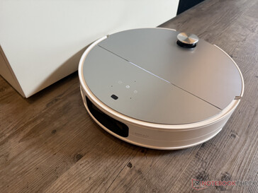 des Roborock Saros 10 ist ein- und ausfahrbar