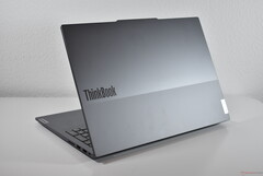 Über 24 Stunden Akkulaufzeit: Das Lenovo ThinkBook 16 G7 demonstriert Qualcomms Effizienz (Bildquelle: Benjamin Herzig/Notebookcheck.com)