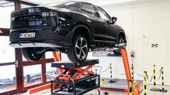 Seltener Anblick auf der Hebebühne: Aiways U5 und U6 sollen erst nach 100.000 km in die Werkstatt.