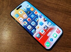 Das iPhone 15 Pro 128GB ist im Smartphone-Deal bei Alternate für etwas über 900 Euro bestellbar (Bildquelle: Florian Schmitt)