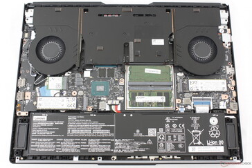 Untere Abdeckung und Aluminiumplatte Lüfterabdeckung entfernt