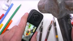 Sowohl die Kratzresistenz als auch die Widerstandsfähigkeit gegen Stürze wird bei der Insta360 X5 ausgetestet. (Bildquelle: JerryRigEverything)