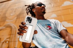 Die neueste Power Bank von UAG dient zeitgleich als MagSafe-Standfuß für ein Apple iPhone. (Bild: UAG)