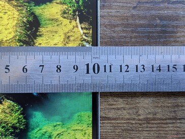 Schmale Seitenränder. AMD FreeSync wird unterstützt