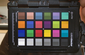 ColorChecker Farben abfotografiert. In der unteren Hälfte jedes Patches haben wir die Originalfarben abgebildet. Die Farbabweichungen der Webcam betragen etwa DeltaE2000 9,1