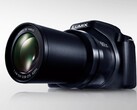 Die Panasonic FZ82D packt ein Objektiv mit 60-fachem Zoom in eine Kompaktkamera. (Bild: Panasonic)