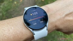 Bei der Nachfolgegeneration zur Galaxy Watch4, hier im Bild, könnte Samsung auf Sonnenenergie setzen. Galaxy Watch 5 mit Solar-Armband?