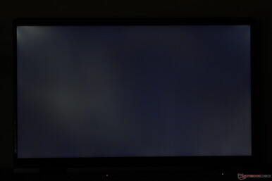 Mäßig unebenes Backlight Bleeding entlang der oberen Ecke