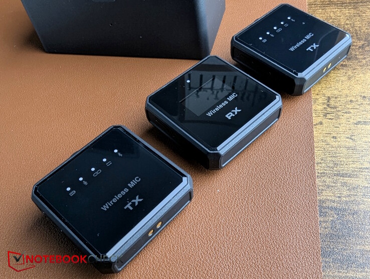 2 Ansteck-Mikros, in der Mitte der Receiver