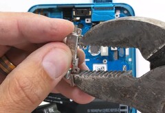 Nicht einmal mit dieser Zange lässt sich der Pop-Up-Cam-Motor des Xiaomi Poco F2 Pro wieder in Gang bringen.