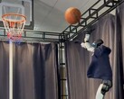 Der humanoide Roboter Unitree G1 spielt Basketball. (Bildquelle: Yinhuai on X)