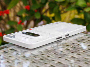 Der Fingerabdrucksensor befindet sich nicht an der Seite, sondern im Display (Bildquelle: Daniel Schmidt, Notebookcheck)