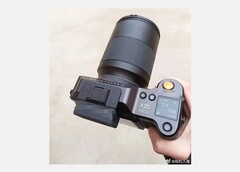 Die Hasselblad X2D verzichtet auf das Modus-Wahlrad zugunsten eines Displays auf der Oberseite. (Bild: Weibo)