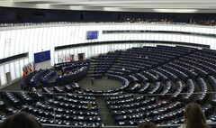 Jetzt muss nur noch das EU-Parlament zustimmen, dann sind Roaming-Gebühren ab 15. Juni 2017 Geschichte. (Bild: J. Patrick Fischer)