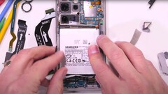 Eines der zumindest aus Gründern der Reparierbarkeit besten neuen Features des Galaxy S25 Ultra versteckt Samsung im Inneren. (Bildquelle: JerryRigEverything)