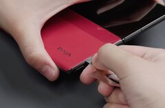 Das Vivo X Fold2 kann relativ einfach geöffnet werden, um Reparaturen vorzunehmen. (Bild: WekiHome, YouTube)