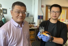 Hailong Chen und Zhantao Liu präsentieren neue, günstige Kathode für Lithium-Ionen-Batterien (Bildquelle: Jerry Grillo / Nature Sustainability / Georgia Institute of Technology)