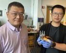 Hailong Chen und Zhantao Liu präsentieren neue, günstige Kathode für Lithium-Ionen-Batterien (Bildquelle: Jerry Grillo / Nature Sustainability / Georgia Institute of Technology)