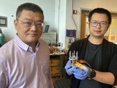 Hailong Chen und Zhantao Liu präsentieren neue, günstige Kathode für Lithium-Ionen-Batterien (Bildquelle: Jerry Grillo / Nature Sustainability / Georgia Institute of Technology)