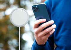 Wer sein iPhone mit MagSafe möglichst schnell laden möchte, der muss Apples teures USB-C-Netzteil separat kaufen. (Bild: Apple / Alwin Kroon)