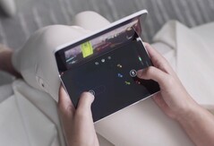 Microsoft setzt auf zwei Bildschirme mit einem Scharnier statt eines faltbaren OLED-Dispalys. (Bild: Microsoft)