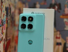 Das Motorola Edge 60 Fusion gibt es in verschiendenen Pantone-Farben mit gummierter Rückseite.