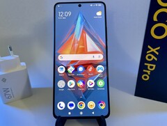 Das Xiaomi Poco X6 Pro gibt es aktuell sehr günstig (Bildquelle: Manuel Masiero, Notebookcheck)