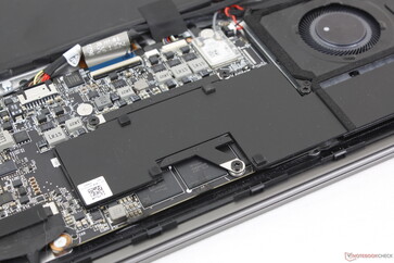 Nicht aufrüstbare RAM-Module sind neben der CPU sichtbar