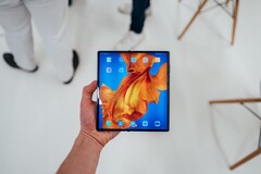 Smartphones wie das Huawei Mate X2 könnten bald unter anderen Markennamen verkauft werden. (Bild: Jonas Leupe)