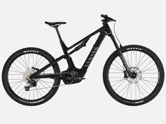 Dank eines Carbon-Rahmens wiegt das Spectral:ON CF 7 E-Mountainbike vergleichsweise leichte 23kg (Bild: Canyon)