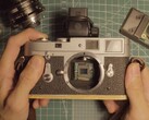 Die Leica M2 kann durch einen Raspberry Pi in eine Digitalkamera verwandelt werden. (Bildquelle: Michael Suguitan)