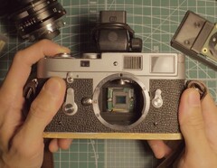 Die Leica M2 kann durch einen Raspberry Pi in eine Digitalkamera verwandelt werden. (Bildquelle: Michael Suguitan)