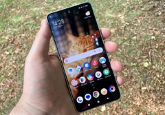 Das Xiaomi Poco F6 hat in unserem Test gut abgeschnitten und kostet derzeit keine 250 Euro mehr (Bildquelle: Manuel Masiero)