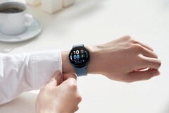 Die Samsung Galaxy Watch5 kann Anrufe per WhatsApp tätigen, mit der neuesten Beta-Version der App. (Bild: Samsung)