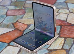 Wem das Samsung Galaxy Z Flip 6 zu teuer ist, für den kommt das Nubia Flip 5G Foldable-Smartphone vielleicht infrage (Bildquelle: Daniel Schmidt)