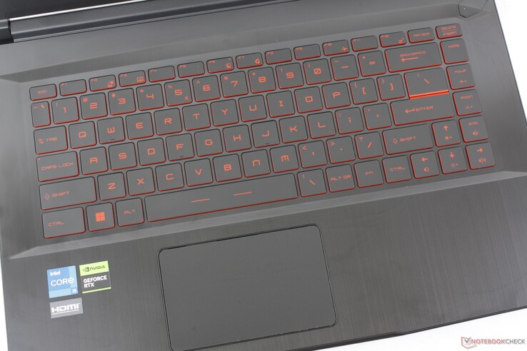 Die dunkelrote Schrift steht in schlechtem Kontrast zu den schwarzen Tastenkappen, wenn die Hintergrundbeleuchtung ausgeschaltet ist